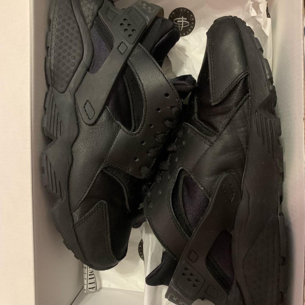 Nike Black Athletic Shoes with Cushioned Midsole and Breathable Upper